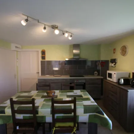 Gite A Avec Cour, Parking Et Animaux Admis - Fr-1-589-81