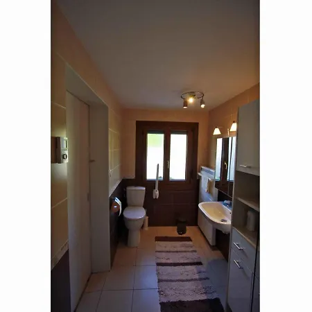 Gite A Avec Cour, Parking Et Animaux Admis - Fr-1-589-81 *